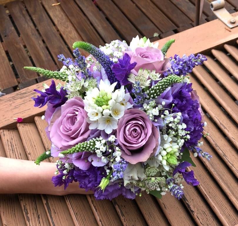 Blumen-PurPur-Hochzeitsfloristik-469